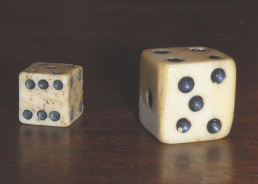 800px-Dadi_antichi